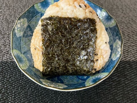 麺つゆおかかといりごまの梅おにぎり